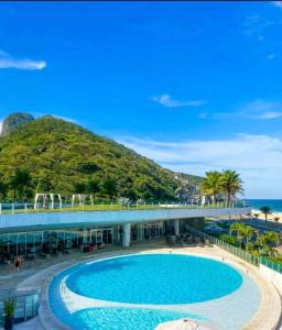 里约热内卢Hotel Nacional rj的一座带大型游泳池和山脉的度假村