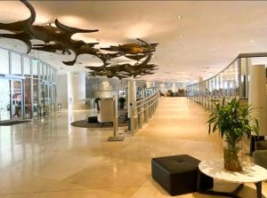 里约热内卢Hotel Nacional rj的大型大堂的天花板上设有恐龙