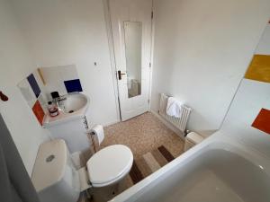 Brettell LaneCosy 2 bedroomed semi detached house的一间带卫生间和水槽的小浴室