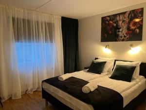 卡尔斯港Hotell City Karlshamn的一间卧室设有一张床和一个大窗户
