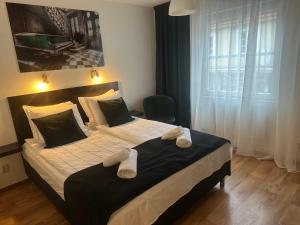 卡尔斯港Hotell City Karlshamn的一间卧室配有一张大床和毛巾