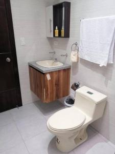 昆卡Departamento Acogedor: Nuevo y Amplio的浴室配有白色卫生间和盥洗盆。