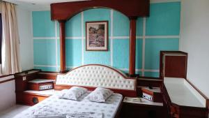 圣保罗北宫酒店的一间卧室设有一张床和蓝色的墙壁