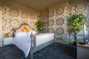 伦敦Charming 1-Bed House in London的一间卧室设有床铺和植物墙