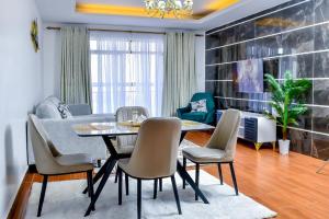 内罗毕Luxe的用餐室以及带桌椅的起居室。