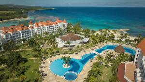 拉纳韦贝Bahia Principe Grand Jamaica - All Inclusive的享有度假村和海洋的空中景致