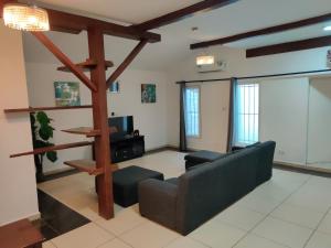 塔科拉迪Beach Road Oasis的客厅配有沙发和桌子