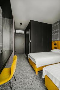 沃姆扎NeroHome Bed&Breakfast的酒店客房带两张床、一张桌子和椅子。