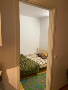 哥德堡Cozy room in a shared apartment close to nature的一间小房间的卧室,配有一张床铺