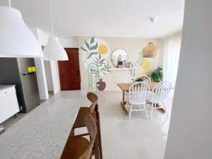 蓬塔卡纳OASIS Punta Cana Apartment的厨房以及带桌椅的用餐室。