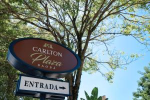 陶巴特Carlton Plaza Baobá的树前餐厅标志