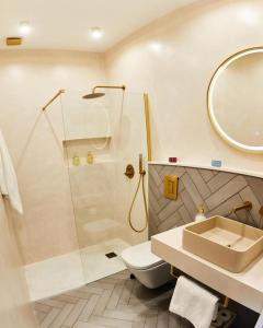 里瓦达维亚Villa Julia的带淋浴、卫生间和盥洗盆的浴室