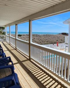 卡罗来纳比奇The Savannah Inn的一个带椅子的门廊,享有海滩美景