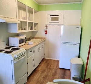 卡罗来纳比奇The Savannah Inn的厨房配有白色家电和白色冰箱