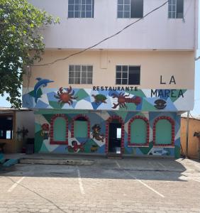 拉利伯塔德Playa El Obispo E La Marea building La Libertad的一面有壁画的建筑