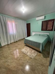 帕里普埃拉Casa de praia Amarópolis的卧室配有一张床