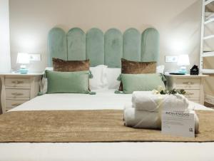 罗德里戈城Ciudad Rodrigo Centro的一间卧室配有一张大床和蓝色床头板