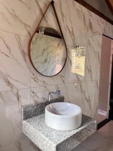 阿尤鲁奥卡Hospedagem Florenza的一间带水槽和镜子的浴室