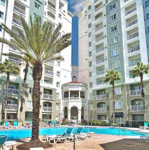 奥兰多环球影城蓬特套房酒店的一座带游泳池、棕榈树和建筑的度假村