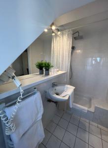 基青根伯利坎酒店的白色的浴室设有水槽和浴缸。
