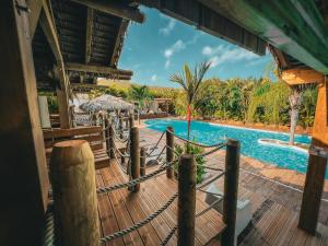 德赛Tropicana Suites的一个带游泳池和甲板的度假胜地