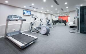 吉隆坡Hilton Garden Inn Kuala Lumpur - North的健身房,配有跑步机和有氧运动器材