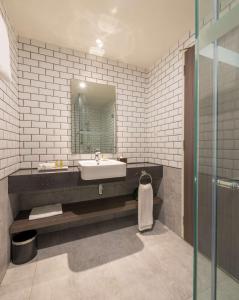 吉隆坡Hilton Garden Inn Kuala Lumpur - North的一间带水槽和镜子的浴室