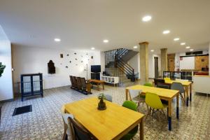 维拉弗兰卡·德尔·比尔Hostel El Campano的带桌椅的房间和楼梯