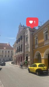 米库洛夫ZMRZLINOVÝ DOMEČEK (Ice cream housei)的停在大楼前的黄色汽车