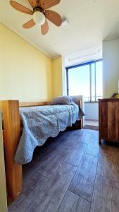 圣地亚哥Smart Home Barrio Italia的一间卧室配有一张带吊扇的床