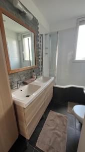 科隆布Le relais des JO 2024的一间带水槽和镜子的浴室