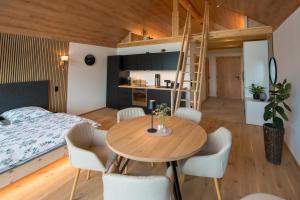 HohenauChalet Herz³的小型公寓 - 带一张床和一张桌子及椅子