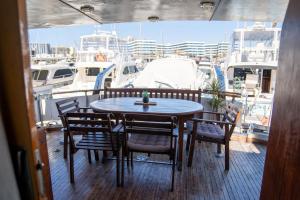 巴塞罗那Boat ALOHA的甲板上的桌椅
