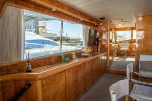 巴塞罗那Boat ALOHA的从船背上带窗户的景观