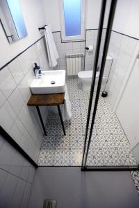 维拉弗兰卡·德尔·比尔Hostel El Campano的一间带水槽和卫生间的浴室