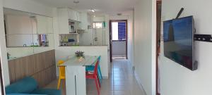 福塔莱萨Apartamento com 2 quartos no Beach Class Fortaleza的厨房以及带桌椅的用餐室。