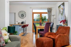 TermonbarryShannonside - Stylish 5 Bed Marina home & 40ft mooring的客厅配有桌椅