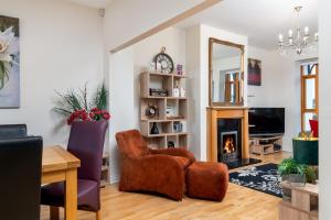 TermonbarryShannonside - Stylish 5 Bed Marina home & 40ft mooring的客厅配有椅子和壁炉