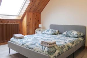 圣但尼Cozy and spacious house in Saint-Denis的一间卧室配有一张床铺,床上有毯子