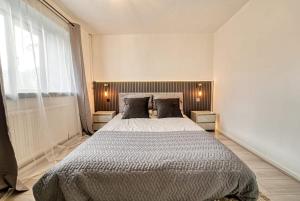 沃尔索尔Stylish 1BR Apartment - Parking - Netflix的一间卧室设有一张大床和一个大窗户