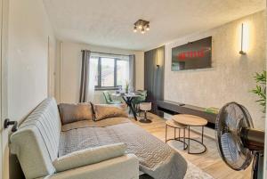 沃尔索尔Stylish 1BR Apartment - Parking - Netflix的客厅配有沙发和桌子