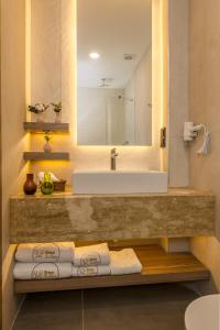 安塔利亚Ema Houses的浴室配有盥洗盆、镜子和毛巾