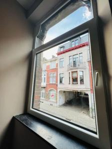 列日Charmant petit appartement.的从窗户可欣赏到建筑的景色