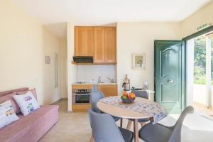 格利法达Amazing Sea View Balcony Ginos Home 123的厨房以及带桌椅的起居室。