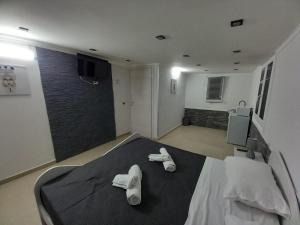 卡塔尼亚House il Quadrifoglio Airport Fontanarossa的一间卧室配有一张带白色毛巾的床