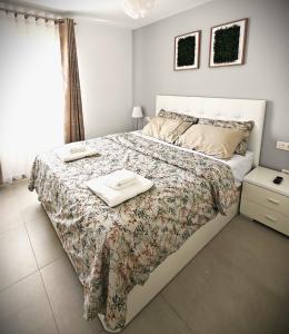 洛斯克里斯蒂亚诺斯Sun Apartment Cristimar (3 bedrooms)的一间卧室配有一张床,上面有两条毛巾