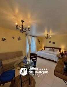 瓦曼特拉Hotel Del Parque的一间大卧室,配有一张床和一张沙发