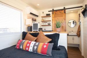 阿尔派恩New The Buffalo-Shipping Container in Alpine的客房设有带枕头的沙发和厨房。