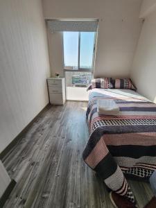 利马Dpto acogedor con terraza privada的一间卧室设有两张床和窗户。