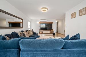 多拉多4 bedroom family reserve with pool home的客厅配有蓝色的沙发和电视